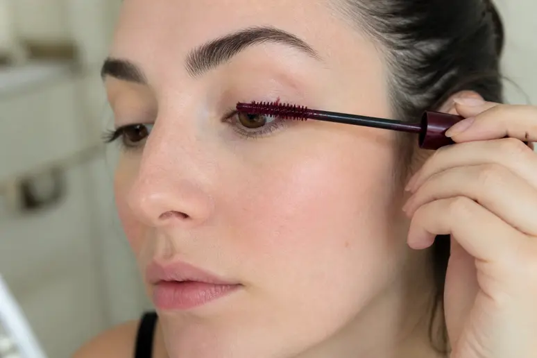 Application d'un mascara prune pour intensifier le regard vert au quotidien