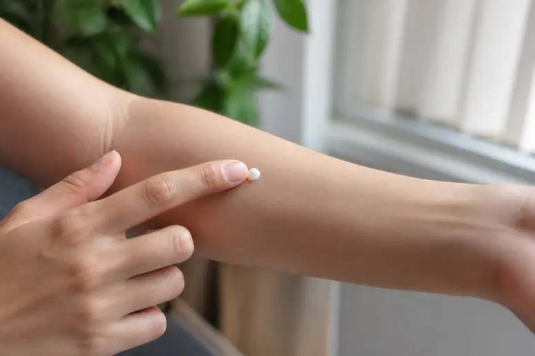 Test de tolérance cutanée d'une crème cosmétique réalisé dans le pli du coude.